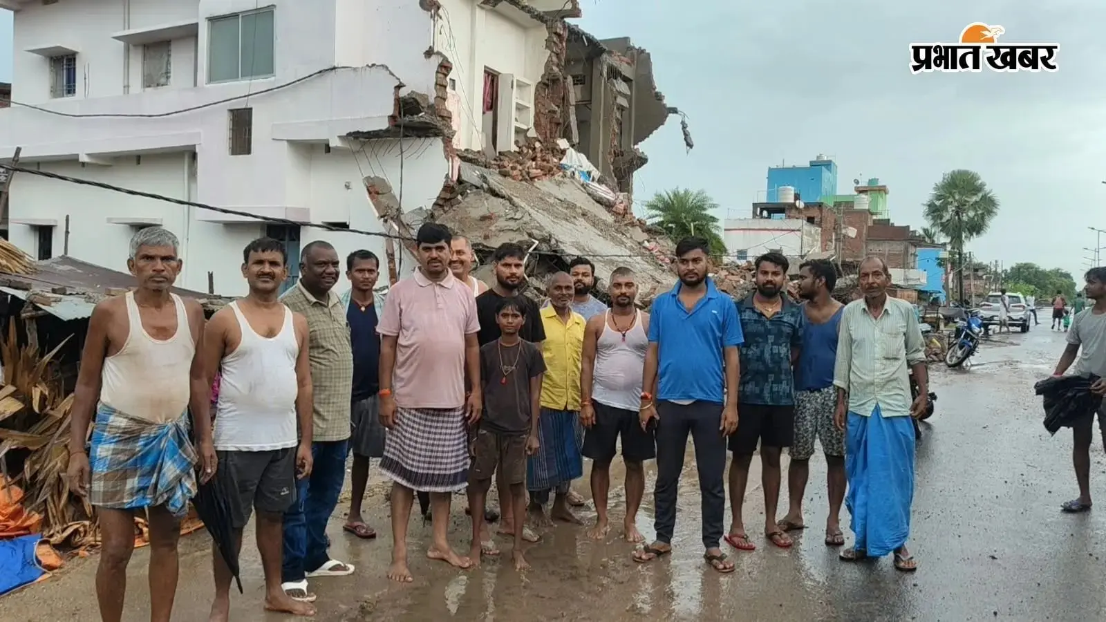 नवादा में अतिक्रमण हटाने के दौरान बिजली के पोल-तार टूटे, 36 घंटे से अंधेरे में अंधरवारी के लोग