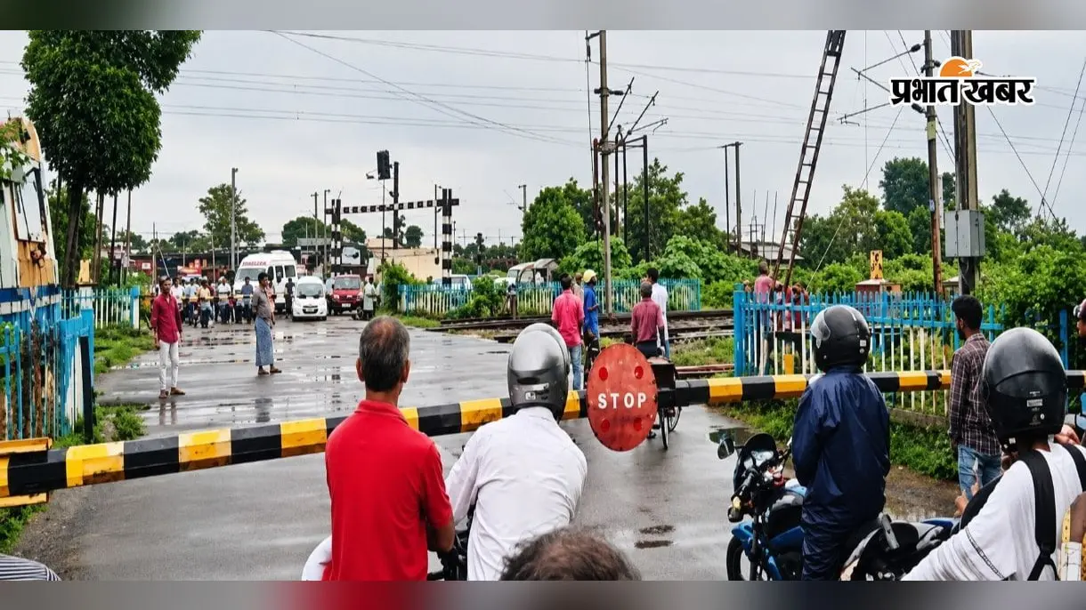 एक के बाद एक मालगाड़ियां, 45 मिनट तक बंद फाटक, पतरातू में बढ़ी लोगों की परेशानी
