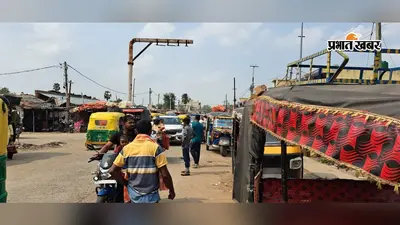 स्टैंड नहीं, सड़क ही बनी पार्किंग: मेहरमा में रोज जाम में फंस रहे एंबुलेंस और स्कूल बस