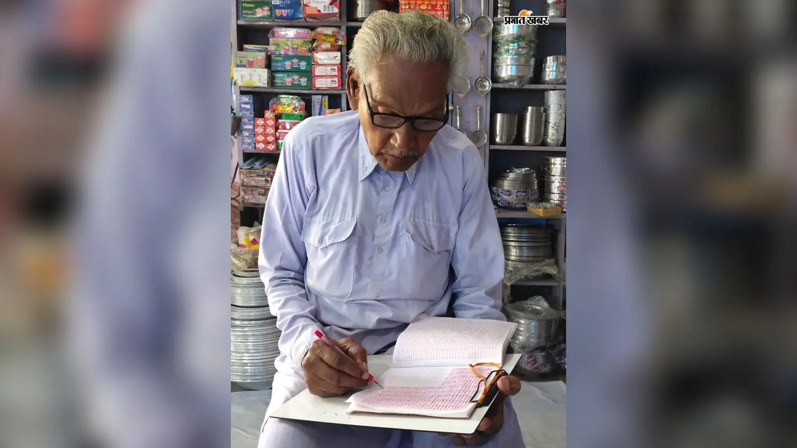 गोपालगंज के सूर्यदेव प्रसाद लाल स्याही से रोज लिखते हैं राम नाम, वर्षों से जारी है साधना, 500 कलमों को अब करना चाहते हैं दान