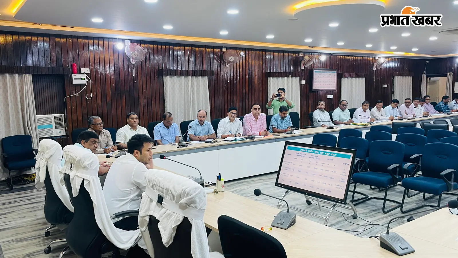 विकास योजनाओं की समीक्षा, सोलर स्ट्रीट लाइट लगाने में कैमूर राज्य में अव्वल; DM ने अधिकारियों को दिए सख्त निर्देश