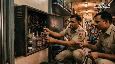 वैशाली एक्सप्रेस के जनरल कोच से 25 बोतल विदेशी शराब बरामद, इलेक्ट्रिक बॉक्स में छिपाकर हो रही थी तस्करी