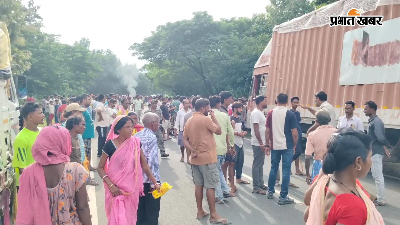नारायणपुर में तेज रफ्तार का कहर:टेलर ने व्यक्ति को कुचला, मुआवजे की मांग पर हाईवे जाम