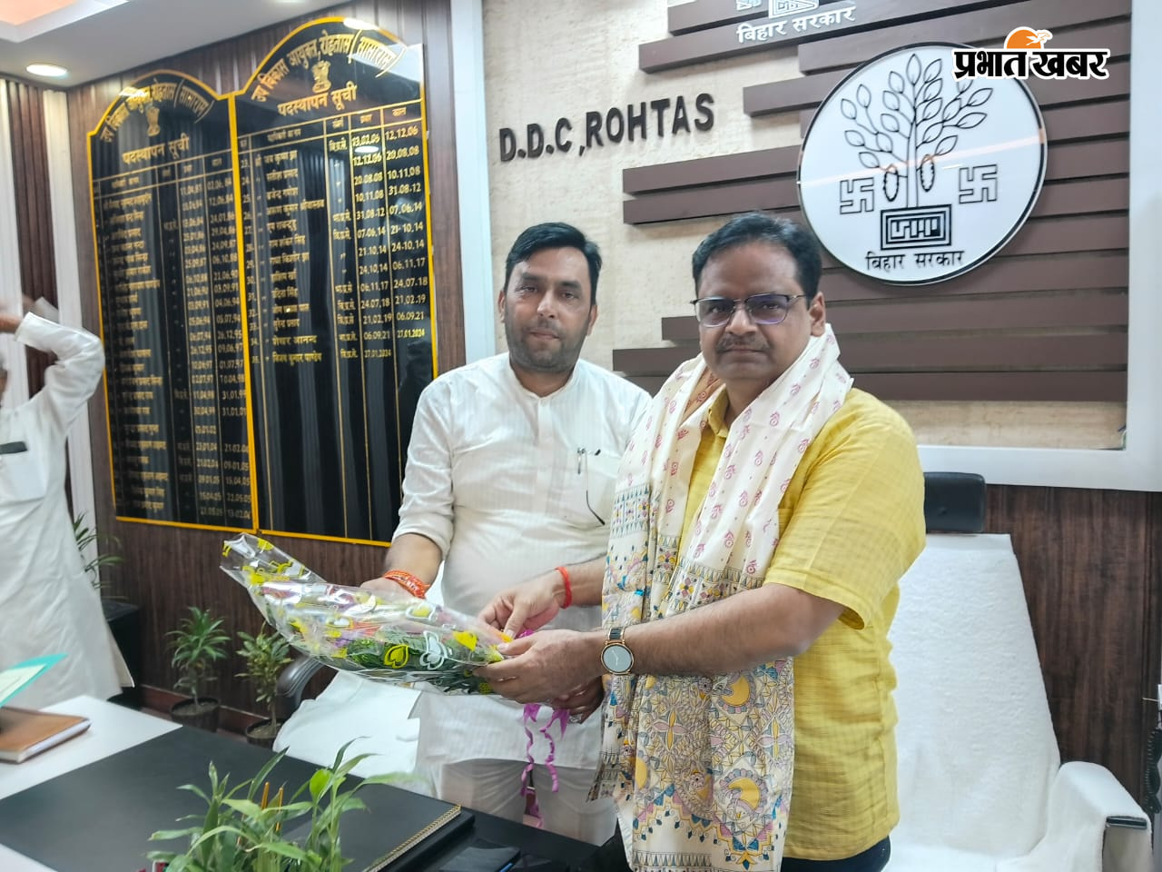 डीडीसी को पुष्पगुच्छ व अंगवस्त्र भेंट करते भाजपा नेता  | Prabhat Khabar Network
