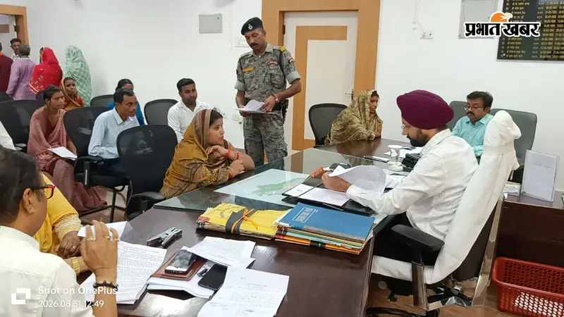 बेतिया समाहरणालय में जनसुनवाई, डीएम ने 58 मामलों की सुनवाई कर अधिकारियों को दिए त्वरित समाधान के निर्देश