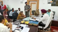 बेतिया समाहरणालय में जनसुनवाई, डीएम ने 58 मामलों की सुनवाई कर अधिकारियों को दिए त्वरित समाधान के निर्देश