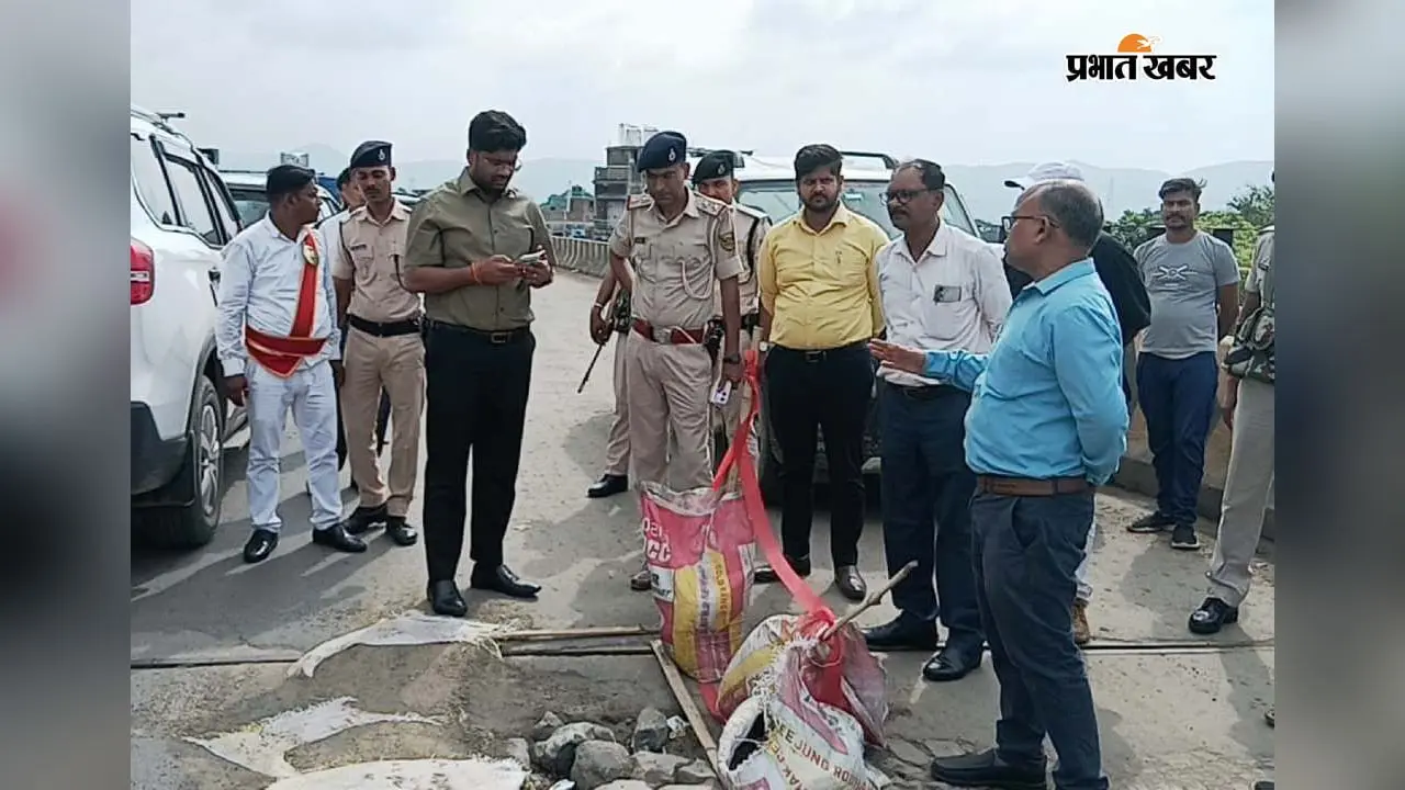 बरियारपुर रेलवे ओवरब्रिज का हिस्सा क्षतिग्रस्त, डीएम ने किया निरीक्षण और जल्द मरम्मत का दिया निर्देश