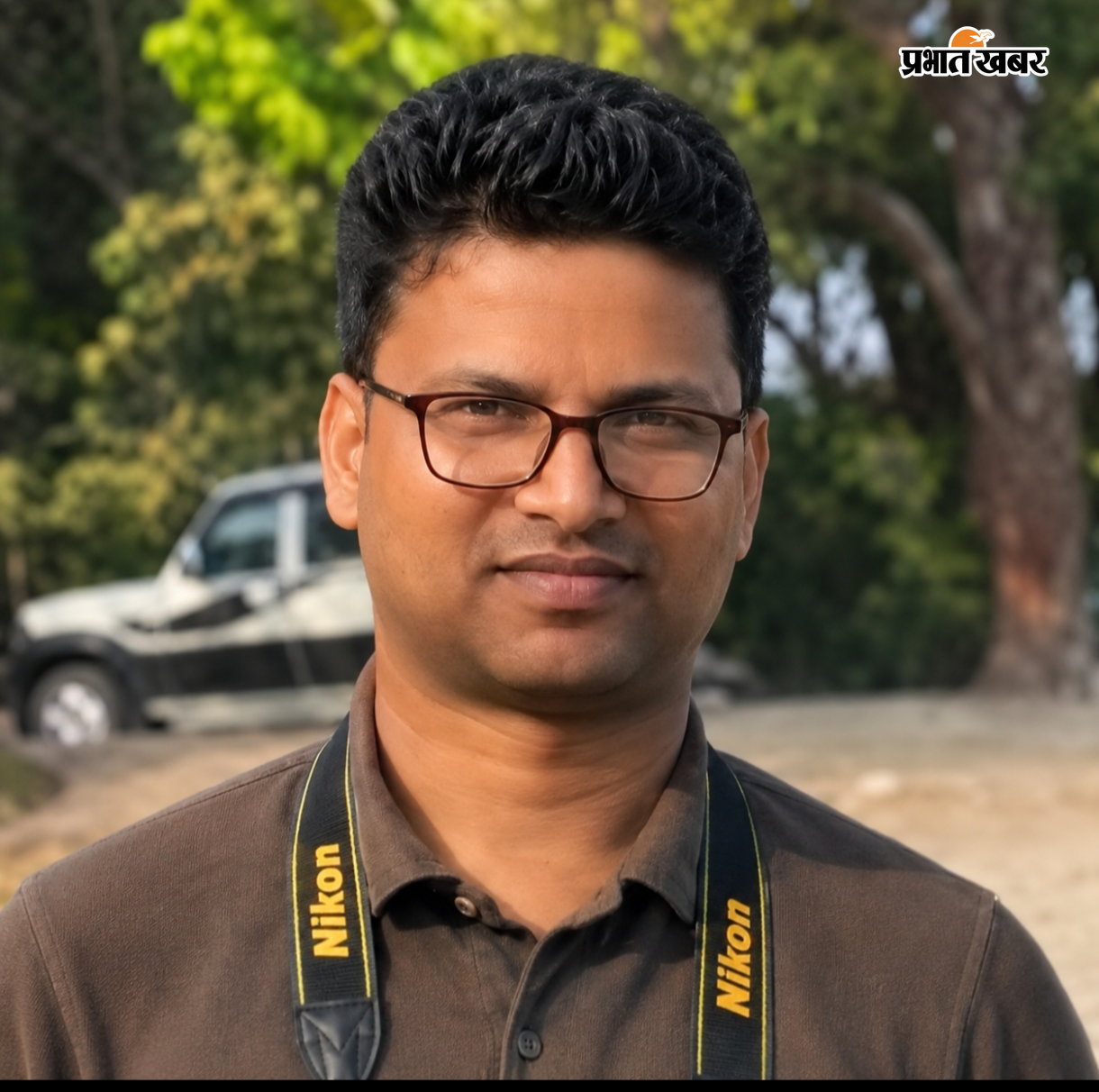 सफेद कपड़े में मनोज कुमार और रंगीन कपड़े में योगेश कुमार  | Prabhat Khabar Network