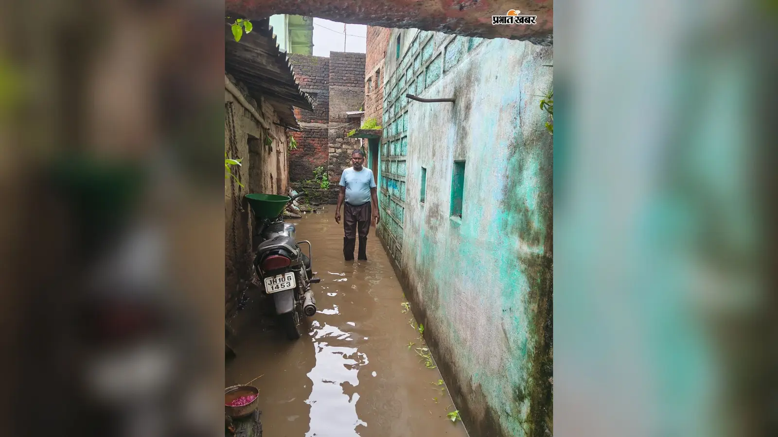 मुराइडीह में बारिश का कहर, मिट्टी-खपरैल मकान का हिस्सा गिरा; परिवार बेघर होने की कगार पर