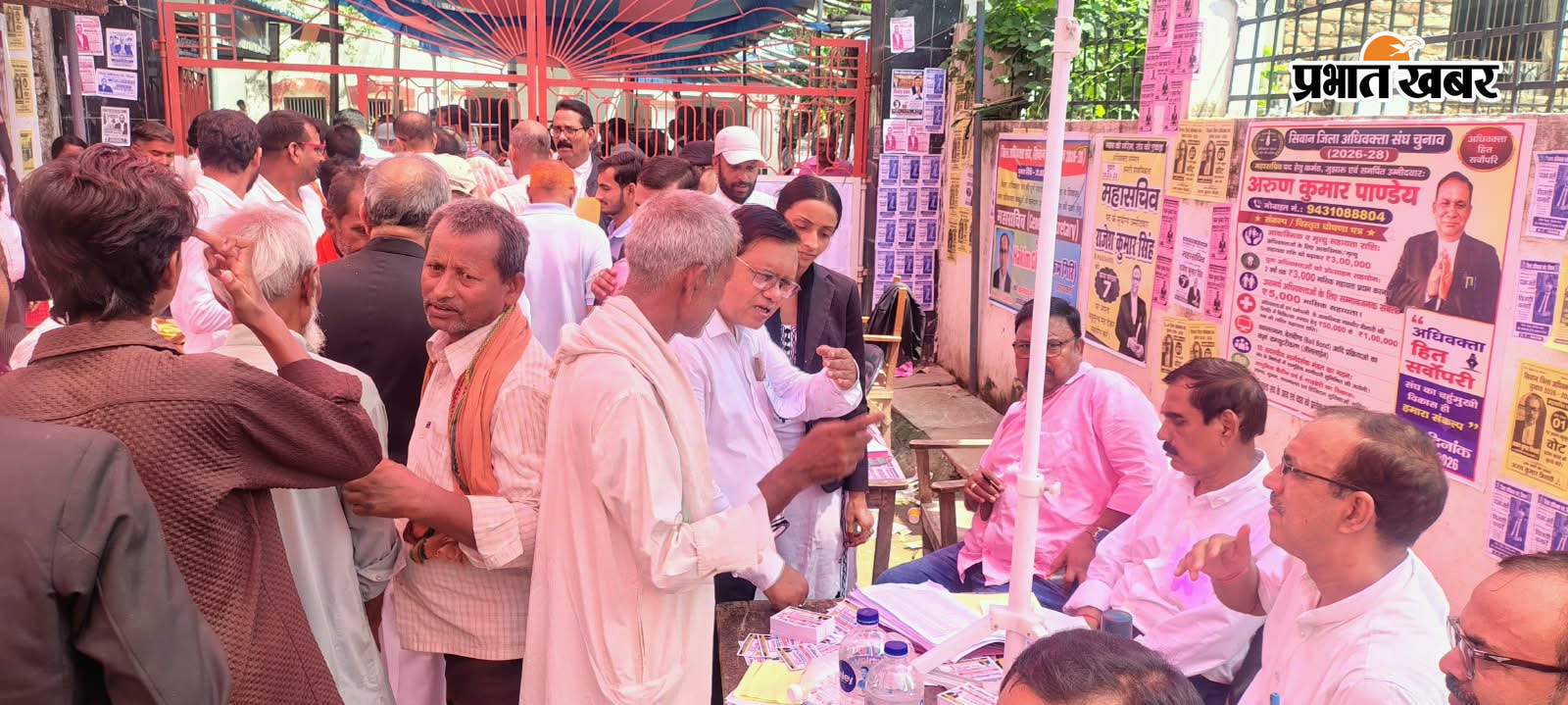 फोटो.मतदान के दौरान अधिवक्ता | Prabhat Khabar Network