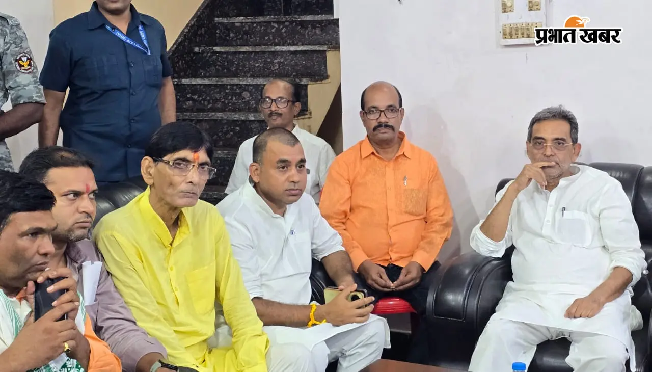 रोहतास: रिंकू सोनी की मां के निधन पर डेहरी पहुंचे उपेंद्र कुशवाहा, परिवार को बंधाया ढांढस