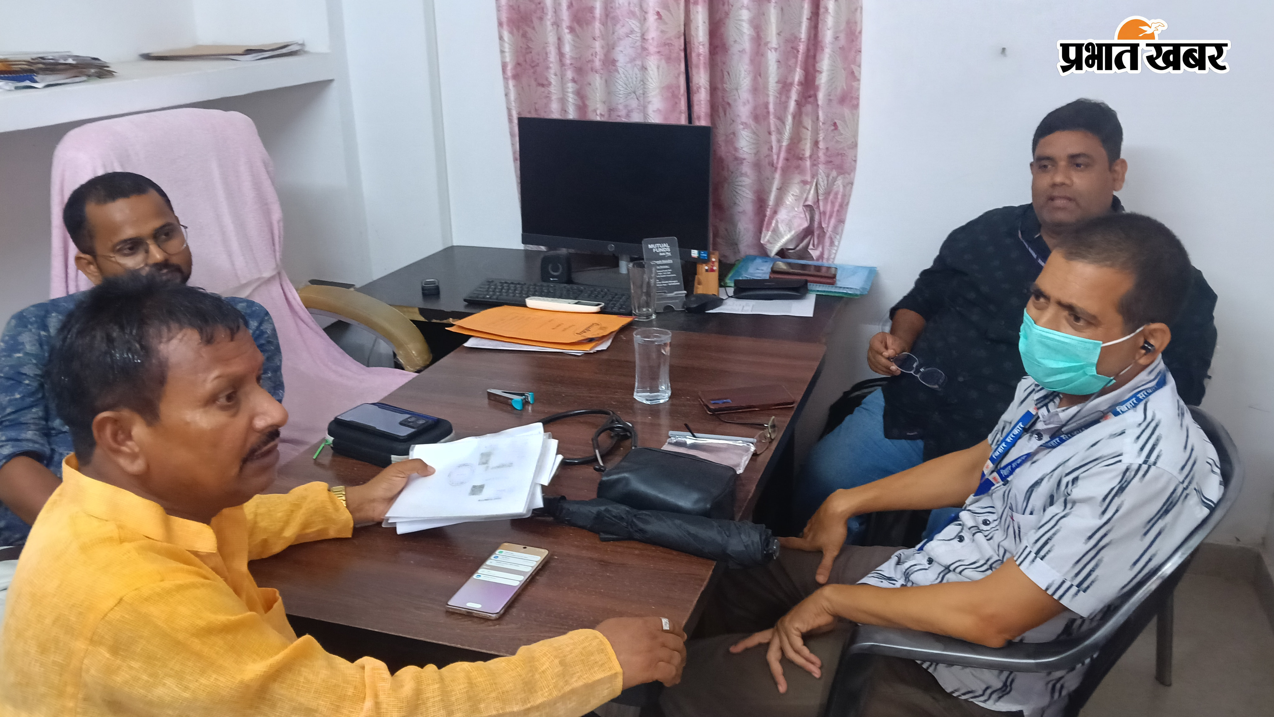 फोटो नंबर 8057 प्रमाणीकरण कैंप का उद्घाटन करते प्रमुख, वीडिओ तथा अन्य फोटो नंबर 7702 बच्चों के परीक्षण के बाद और विभाग से चर्चा करते चिकित्सक | Prabhat Khabar Network