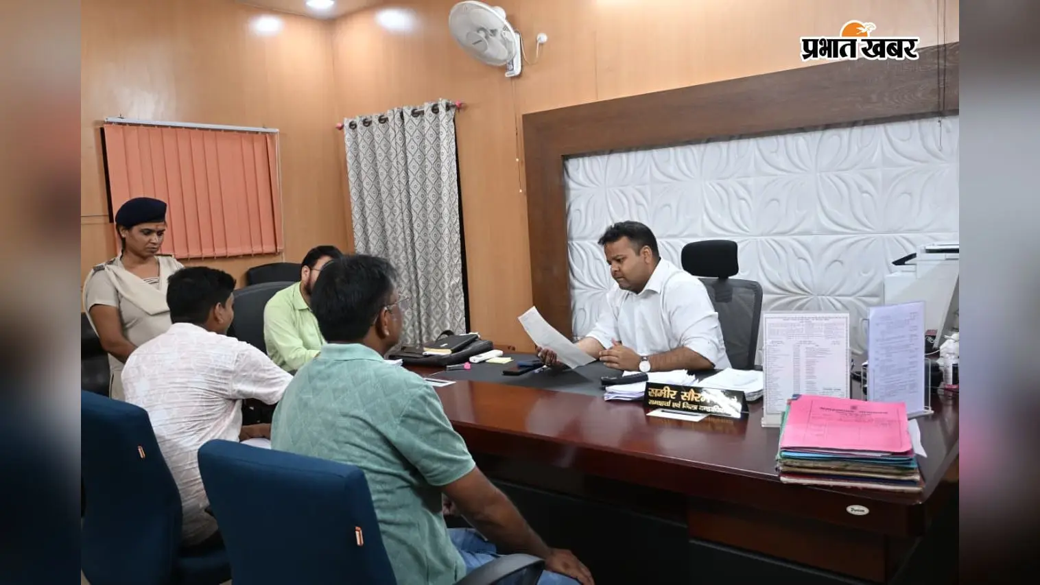 गोपालगंज डीएम के जनता दरबार में पहुंचीं 20 फरियादें, जमीन विवाद से मानदेय तक की शिकायत, अधिकारियों को निर्देश