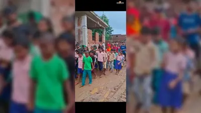 गड्ढों में मछली डालकर ग्रामीणों का अनोखा प्रदर्शन, सड़क की बदहाली पर जताया विरोध