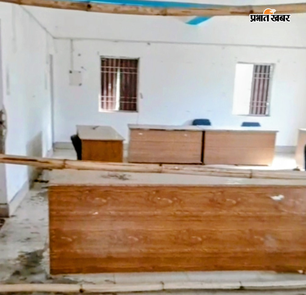 तैयारियों की समीक्षा करते बीडीओ और मतगणना हाल | Prabhat Khabar Network