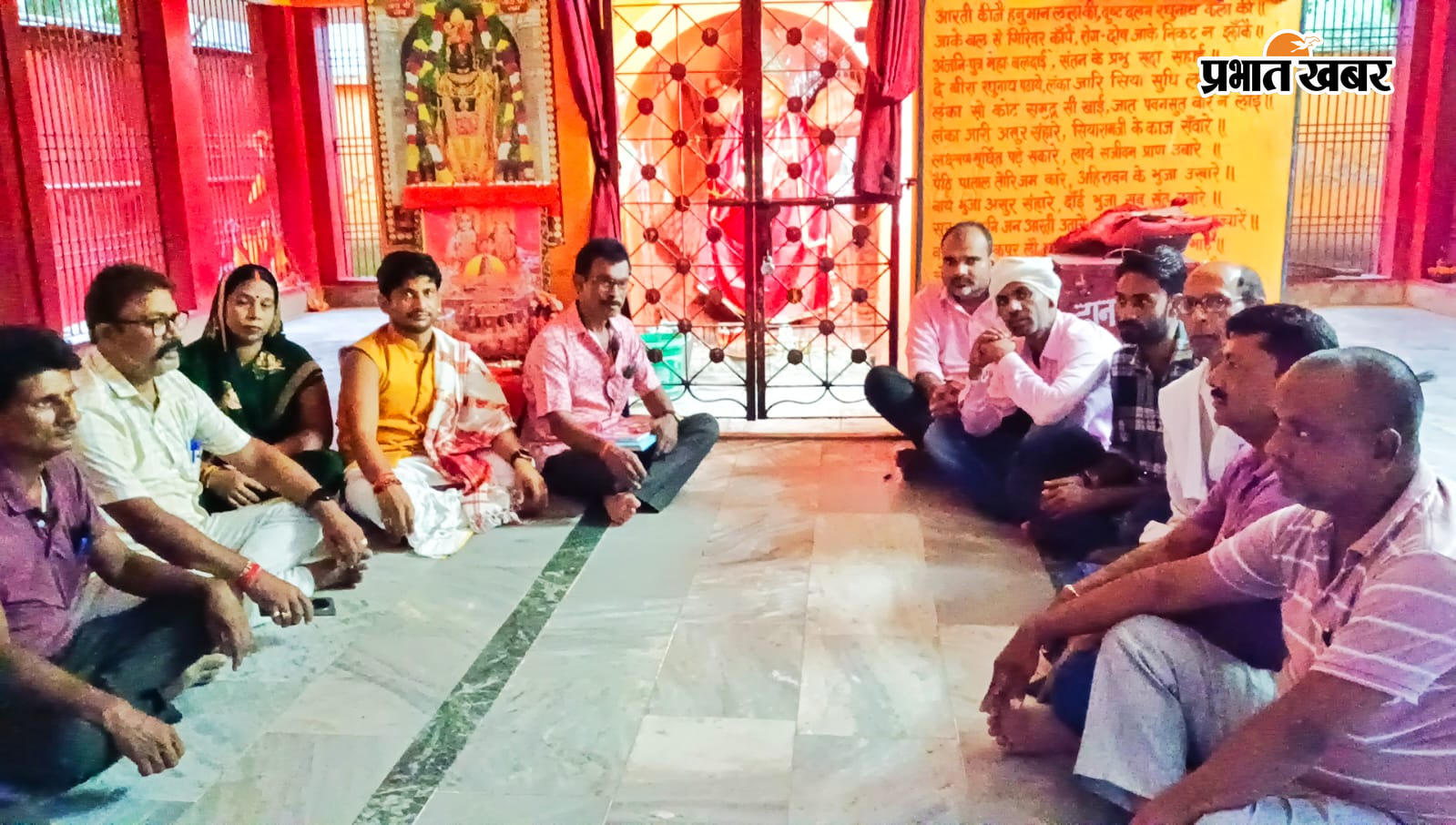 हनुमान मंदिर कमिटी के बैठक में जुटे भक्तों की तस्वीर  | Prabhat Khabar Network