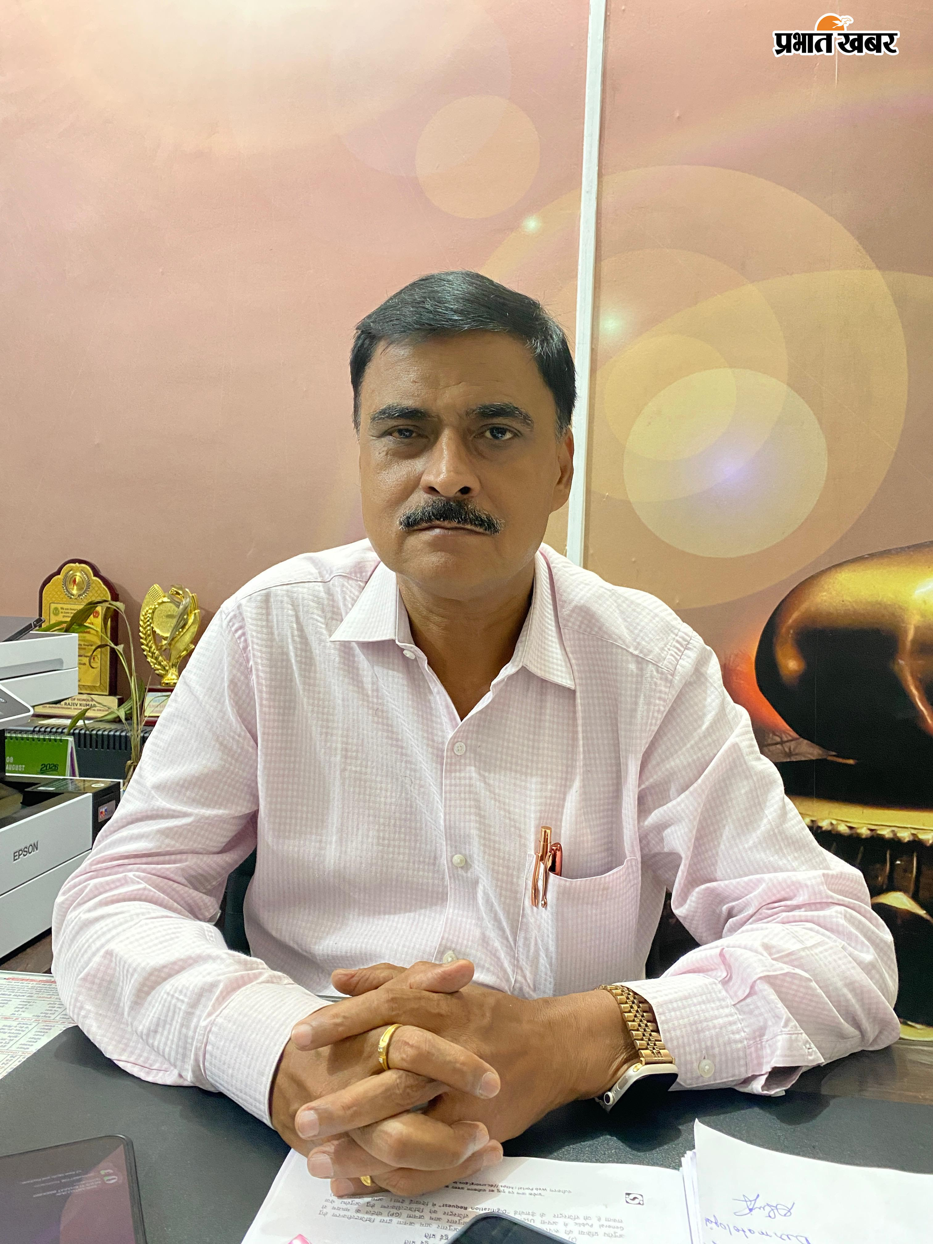 अस्पताल में इलाज करवाने के लिए पहुंची मरीजों की भीड़ व जानकारी देते सदर अस्पताल के उपाधीक्षक डॉ अरविंद कुमार | Prabhat Khabar Network