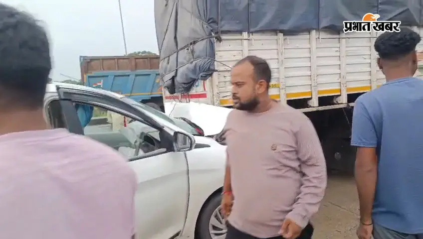 Koderma News: मदनगुंडी टोल प्लाजा के पास खड़े ट्रक में घुसी कार, छह लोग घायल; रजरप्पा से लौट रहे थे बिहारशरीफ