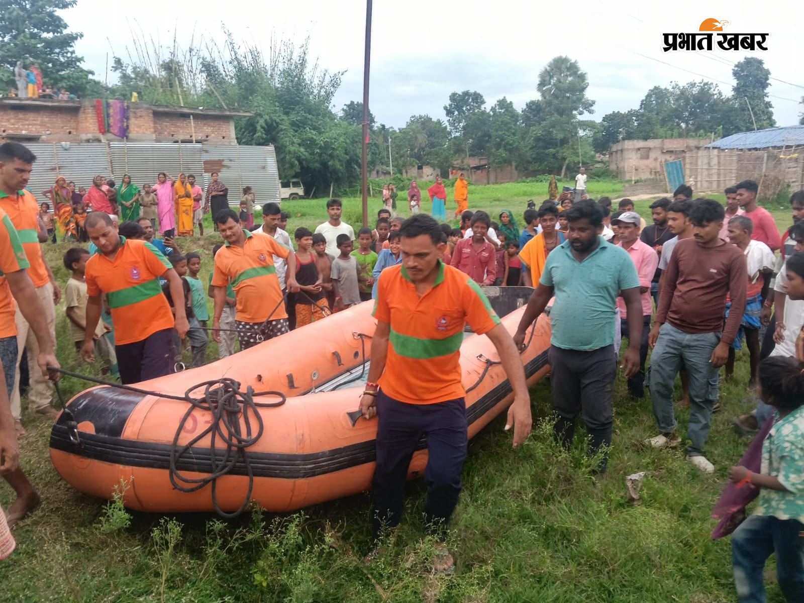 फोटो - # घटनास्थल पर पहुंची एसडीआरएफ की टीम खोज में जुटी. # घटनास्थल पर जुटी ग्रामीणों की भीड़. | Prabhat Khabar Network