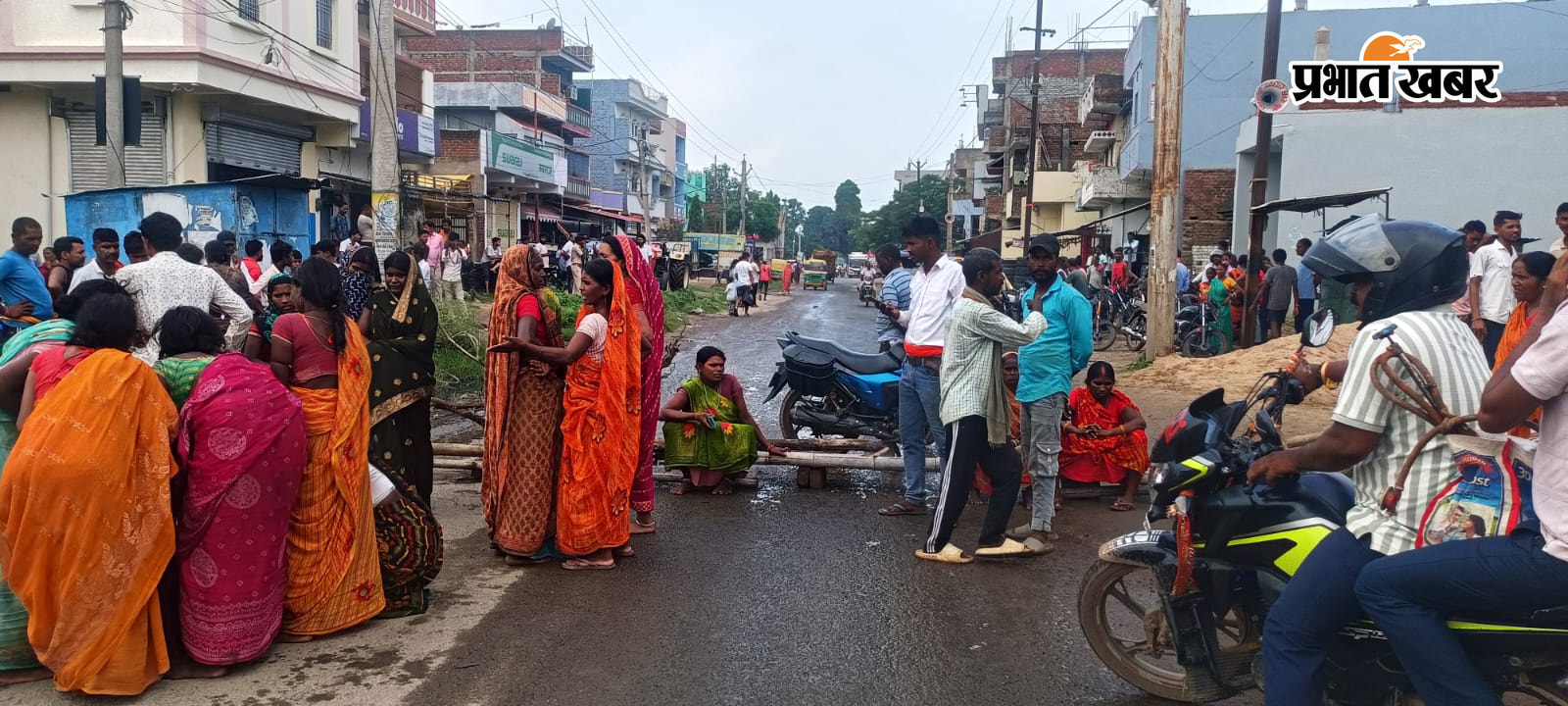 घटना के बाद मृतका की सास एवं भैसुर घटना की जानकारी देते हुए  | Prabhat Khabar Network