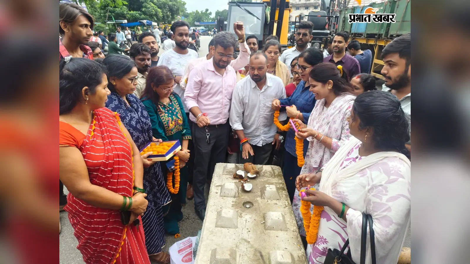 अनशन के आगे झुका सिस्टम, गोलमुरी में डिवाइडर का काम शुरू, जूस पिलाकर तुड़वाया धर्मबीर का अनशन