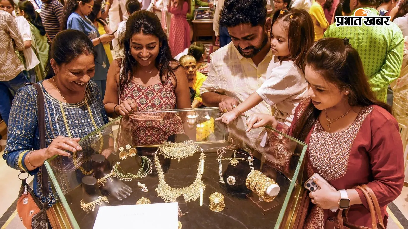 Gold-Silver Rate: सोना 2,045 रुपये और चांदी 1,955 रुपये सस्ती, खरीदारी का आया मौका!