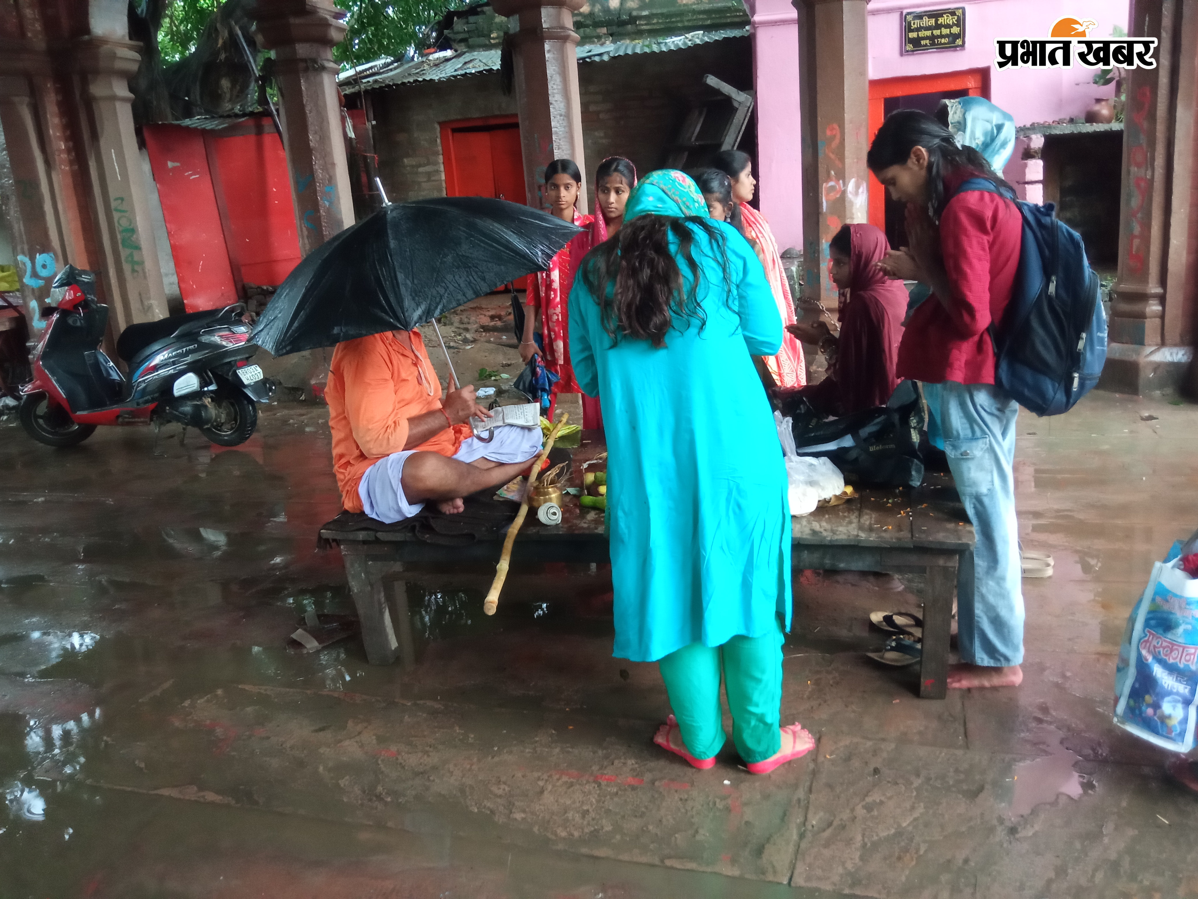 बक्सर के रामरेखाघाट पर चतुर्थी कि पूजा करतीं महिला व्रती | Prabhat Khabar Network