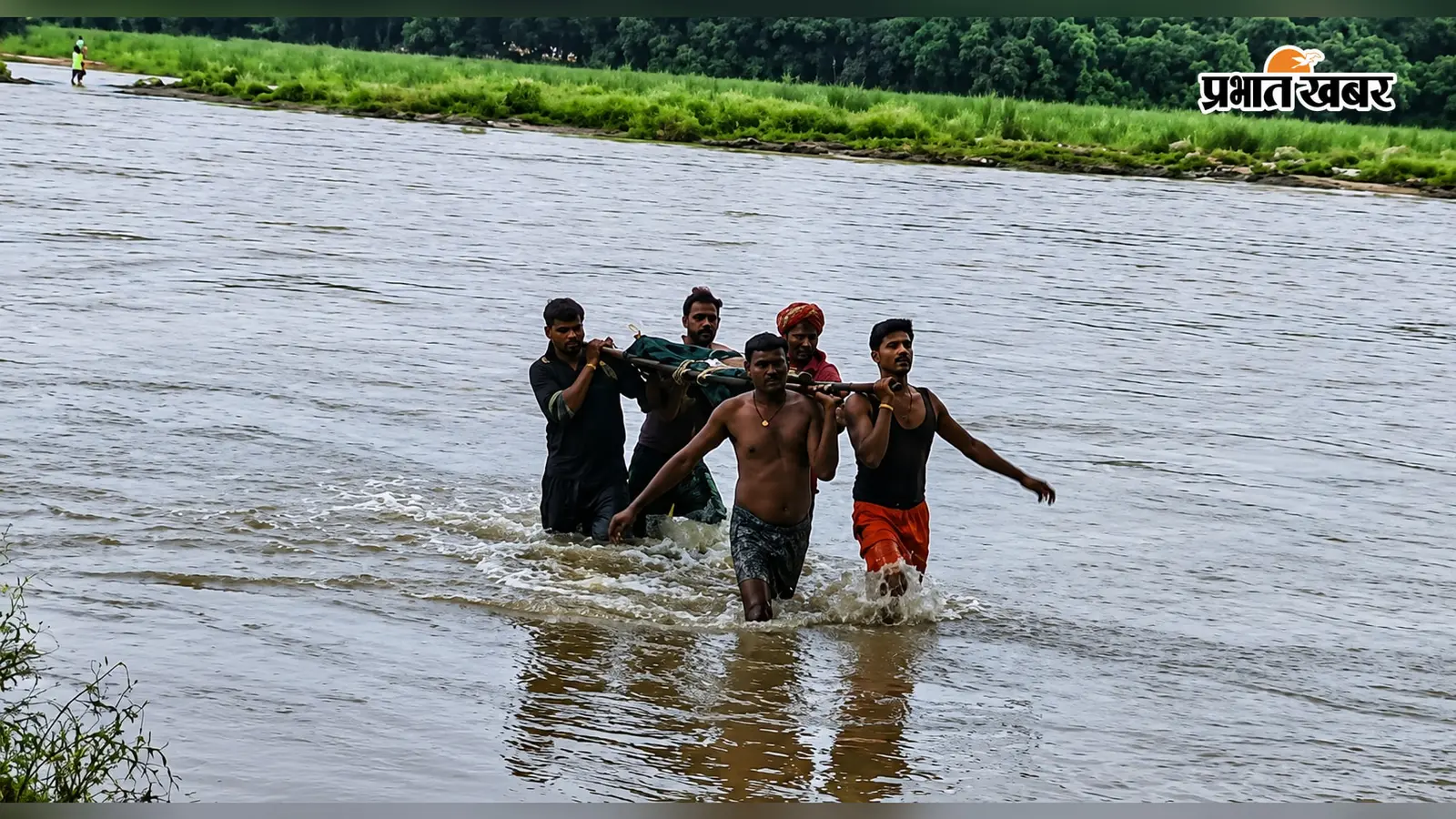 गया जी : बारिश में टापू बन जाता है भगहर गांव, 18 साल की बीमार युवती को नदी पार कर अस्पताल ले गए ग्रामीण