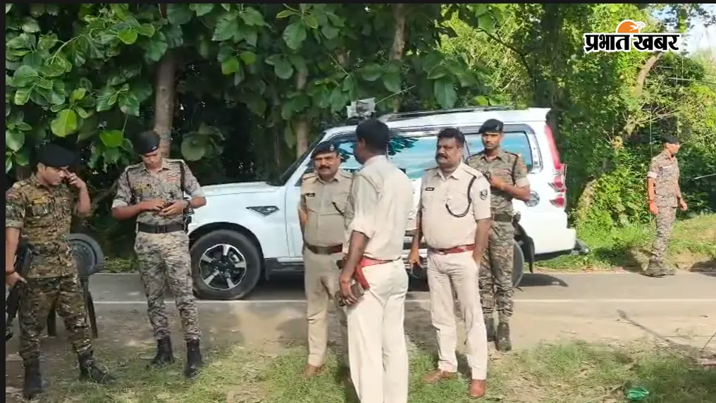 बगहा: घर में बंद थे तीन लोग, छुड़ाने पहुंची पुलिस तो बरसने लगे डंडे, वाहन पर हमला, 4 हिरासत में