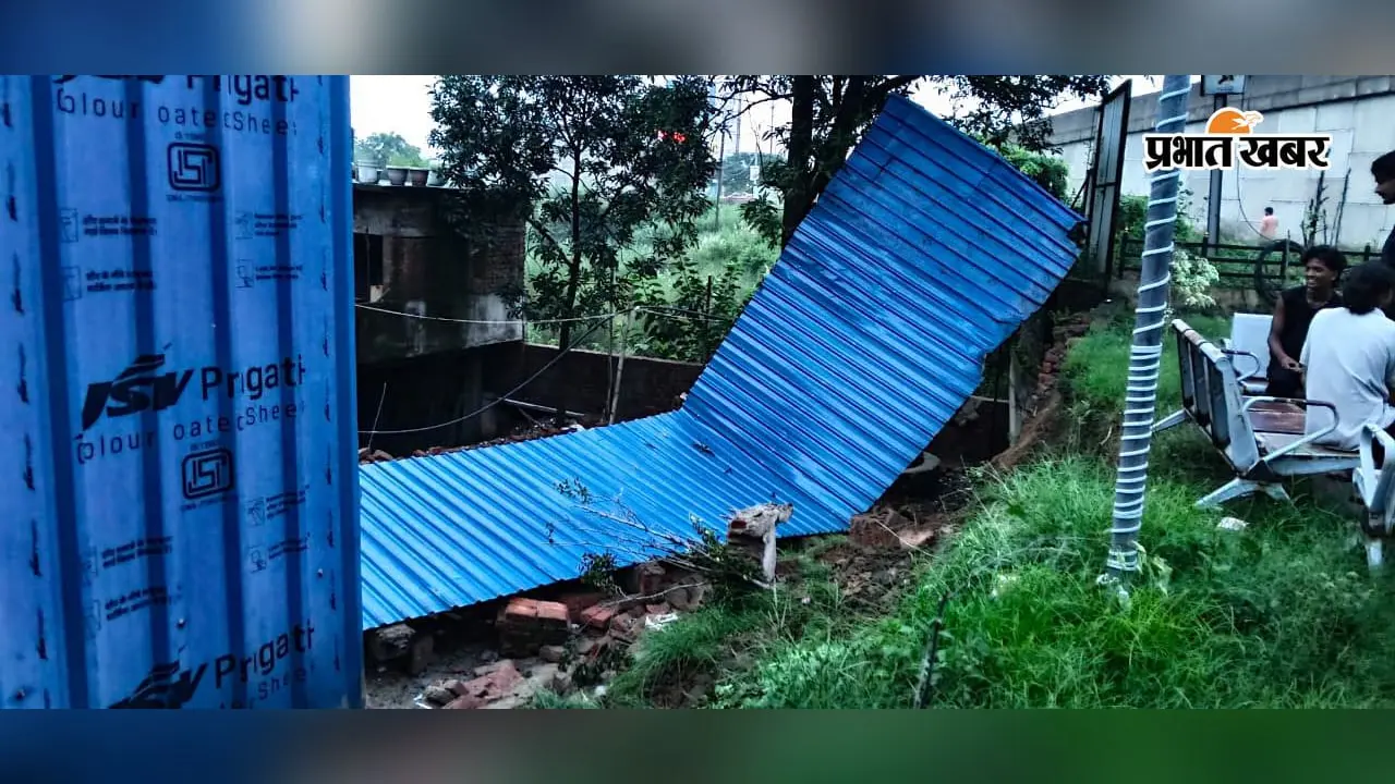 बारिश के बीच पार्क का हिस्सा धंसा, ग्रामीणों ने संभाली मरम्मत की कमान