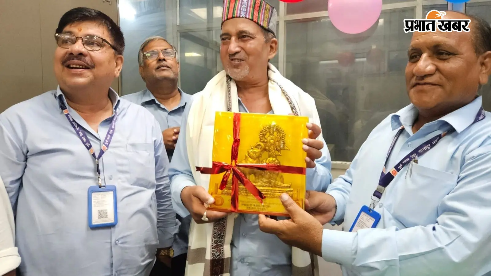 पटना जंक्शन आरक्षण कार्यालय में सेवानिवृत्त विनोद चंद्र झा को दी गयी भावभीनी विदाई