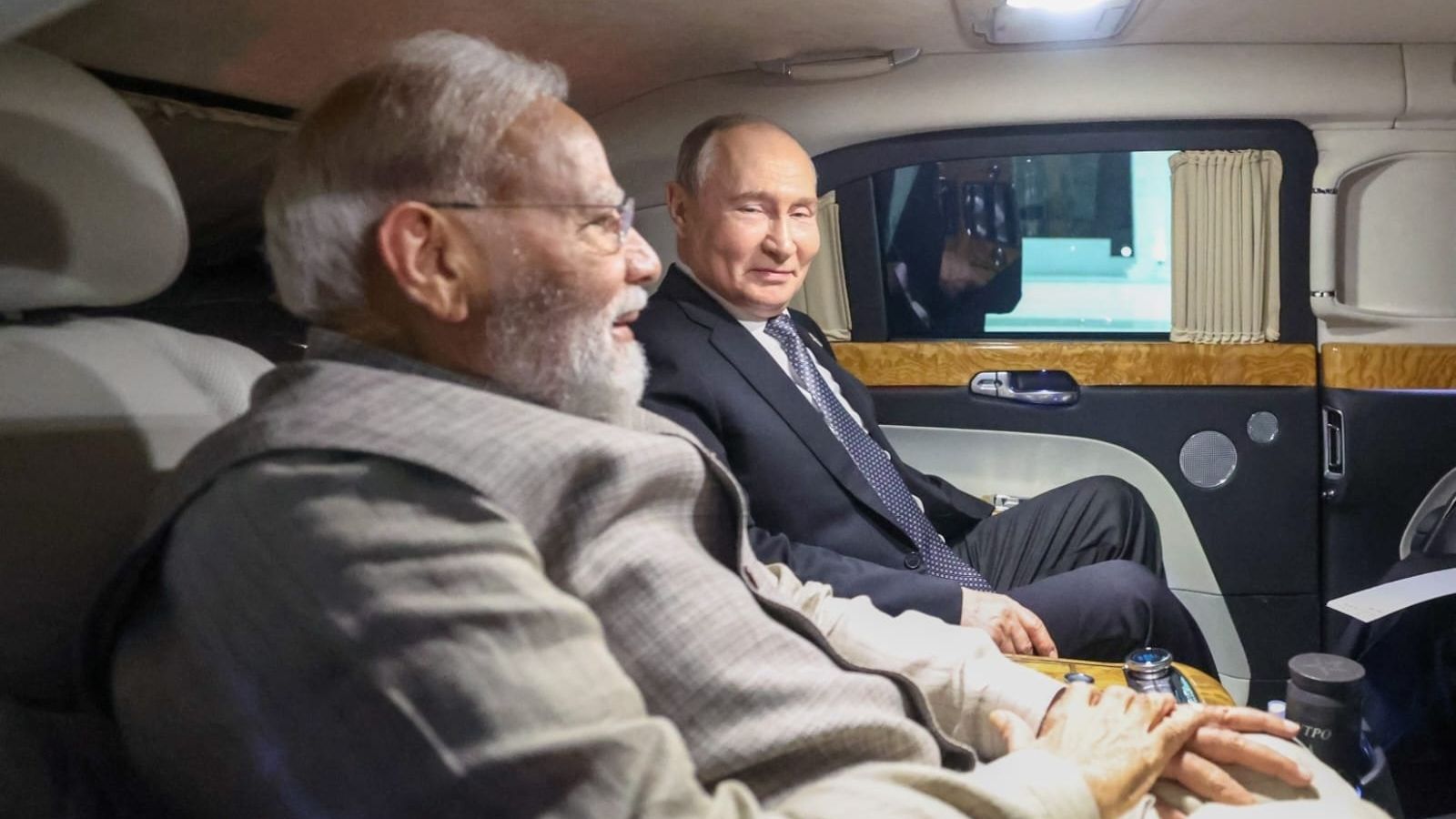 एक ही कार में पीएम मोदी और पुतिन, फोटो एक्स