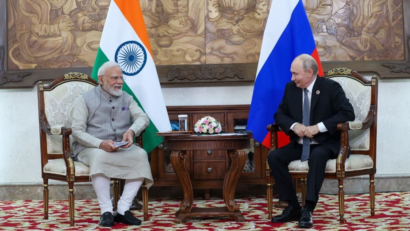 पीएम मोदी और पुतिन बात करते हुए, फोटो एक्स