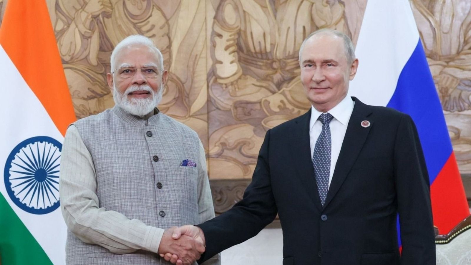 पीएम मोदी और पुतिन हाथ मिलाते हुए, फोटो एक्स