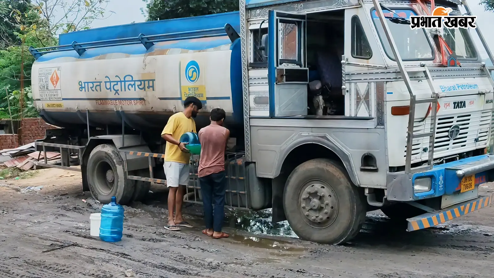 गोला के होटल में टैंकरों से पेट्रोल-डीजल निकालने का आरोप, बदले में केरोसिन डालने की चर्चा; जांच की मांग