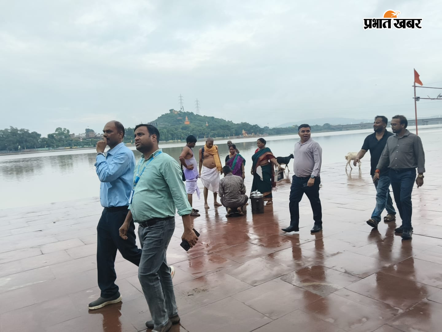 फोटो- गया- मेला क्षेत्र का निरीक्षण करते मुख्य विद्युत अभियंता | Prabhat Khabar Network