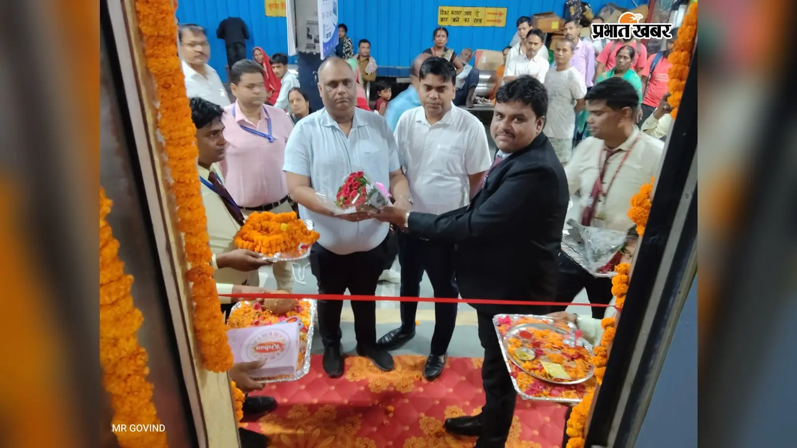 फोटो कैप्शन : ट्रेन रवानगी के दौरान फीता काटकर उद्घाटन करते क्षेत्रीय प्रबंधक कन्हैया लाल शर्मा व मौजूद अन्य | Prabhat Khabar Network