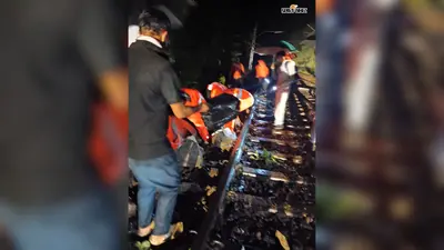 गया-धनबाद रेलखंड पर खतरा टला, पहाड़ी से ट्रैक पर गिरा मलबा, राजधानी समेत कई ट्रेनें प्रभावित