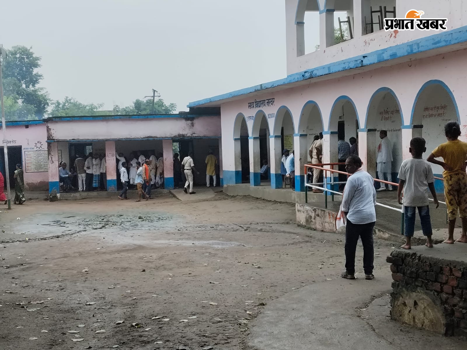 मतदान केंद्र पर कतारबद्ध खड़े होकर अपनी बारी का इंतजार करते मतदाता | Prabhat Khabar Network