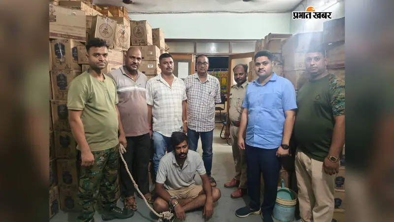 बांका में 10,694 लीटर शराब जब्त, धान की भूसी के नीचे छिपे थे 1,214 कार्टन, 16 चक्का ट्रक का चालक गिरफ्तार