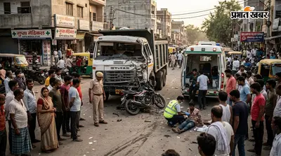 सीलमपुर में हाइवा से टकरायी तेज रफ्तार बाइक, तीन युवक गंभीर