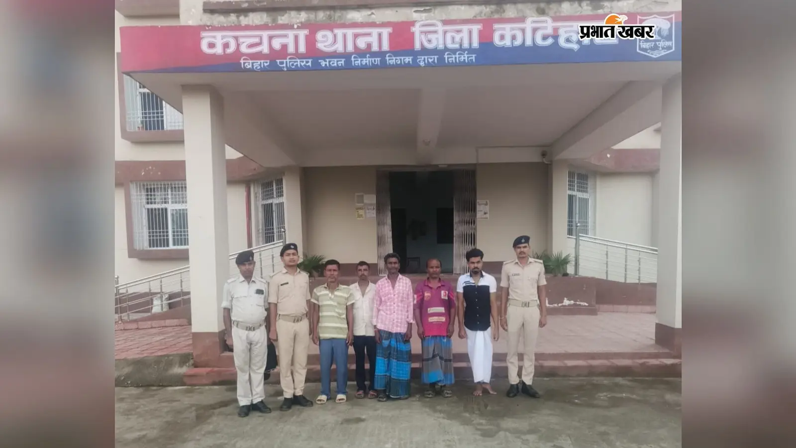 कटिहार: बारसोई के कचना थाने की बड़ी कार्रवाई, शराब पीने और वारंट के मामलों में 5 लोग गिरफ्तार