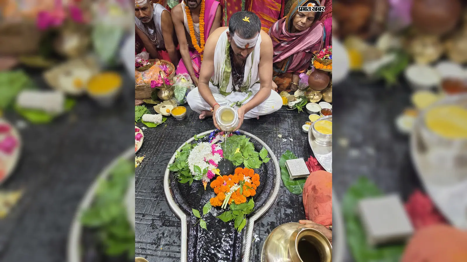 चार घंटे की आम कतार बनाम 30 मिनट का कूपन दर्शन, बाबाधाम में भादो मेले में जलाभिषेक को उमड़े कांवरिये