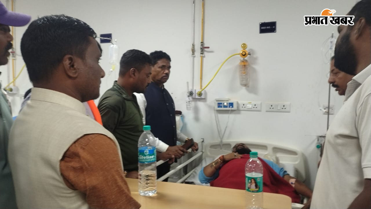 घायल हुए युवकों की हाल-चाल पूछते बड़कुवर गागराई. | Prabhat Khabar Network