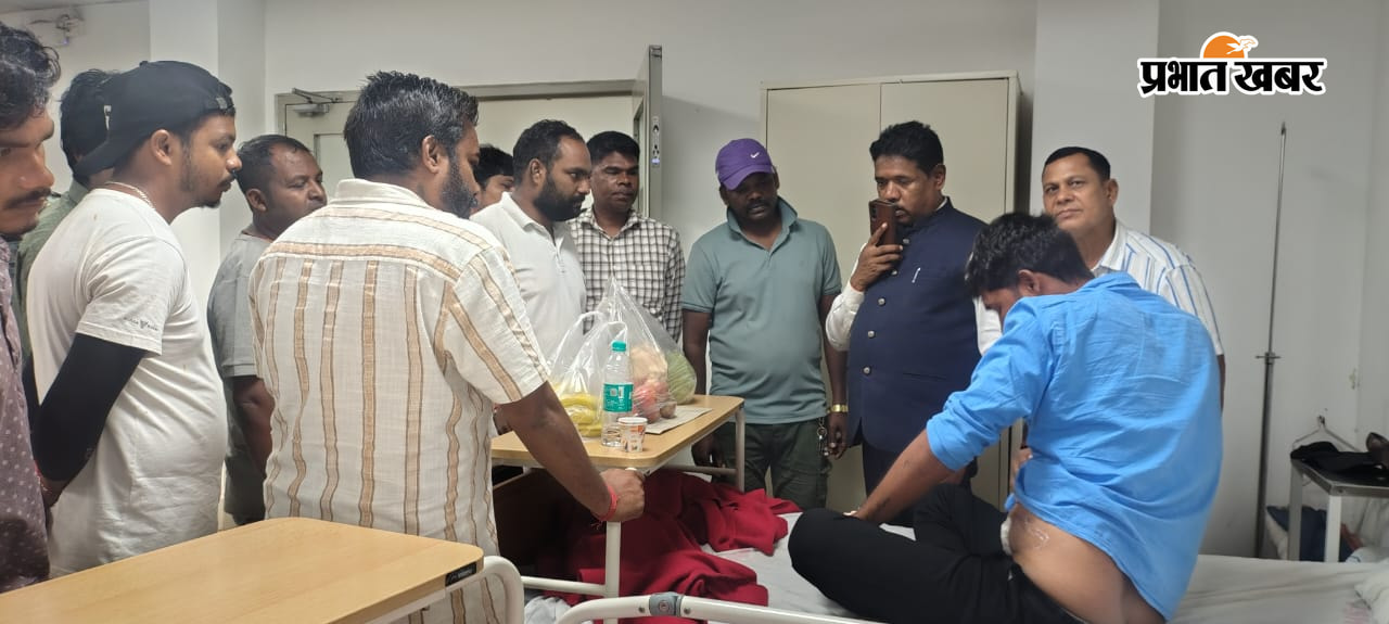 घायल हुए युवकों की हाल-चाल पूछते बड़कुवर गागराई. | Prabhat Khabar Network