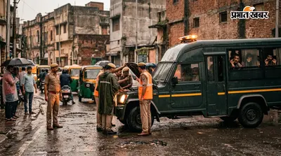 लखनऊ में बारिश के बीच अजीब स्थिति: 30 कैदियों को ले जा रही पुलिस वैन हुई खराब, सड़क पर थम गई रफ्तार