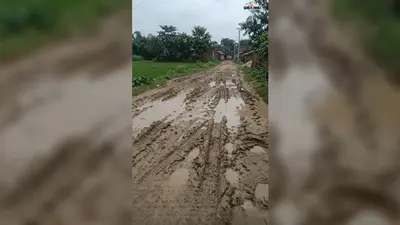 कसमार में पगडंडी पर चलना बच्चों के लिए बना ‘एडवेंचर’, बारिश में कीचड़ से बढ़ी मुश्किल