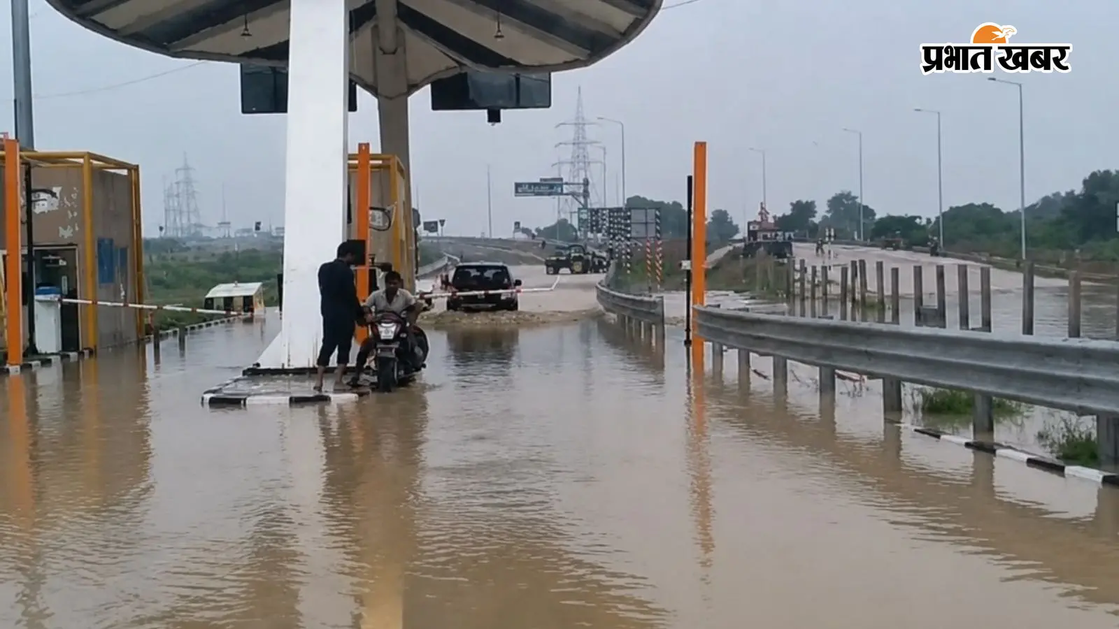 पहले सड़क धंसी, अब टोल प्लाजा डूबा, 36 हजार करोड़ के गंगा एक्सप्रेसवे में आखिर क्या हो रहा है