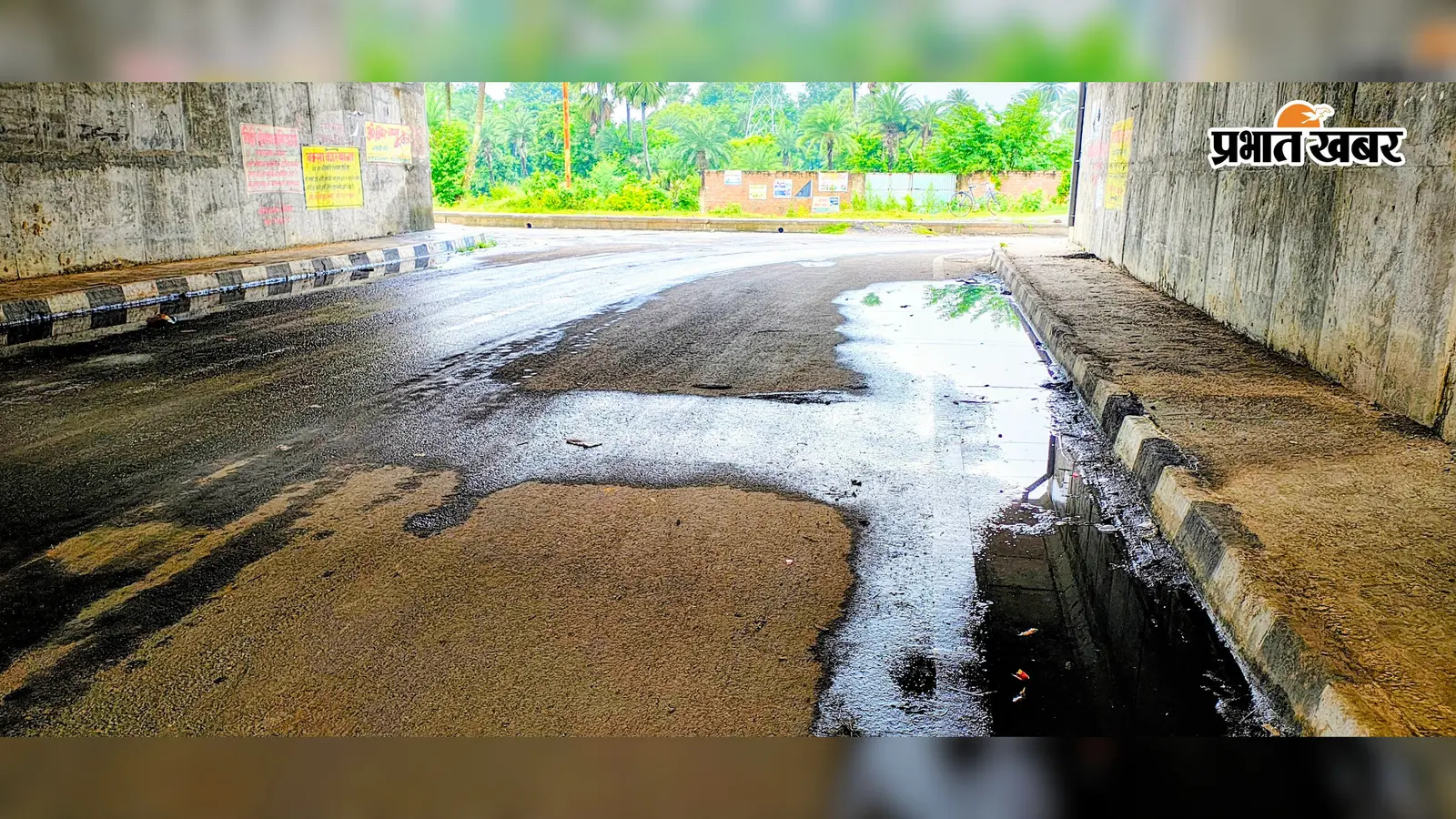 पथरगामा में फोरलेन का अंडरपास बना तालाब, कीचड़ में फंसी राह; नई सड़क भी खराब