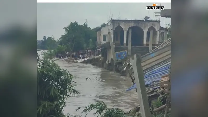 भागलपुर: राघोपुर में गंगा का रौद्र रूप, 100 साल पुराना ऐतिहासिक चैती दुर्गा मंदिर नदी में समाया; ब्रह्म बाबा से महादेवपुर घाट तक रेलवे लाइन पर महासंकट